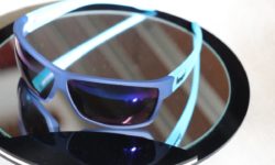 Unkaputtbare Brille von Gloryfy - hier ein Modell in dunkelgrau mt hellblauen Bügel