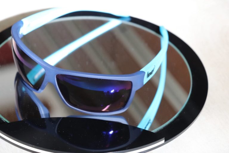 Unkaputtbare Brille von Gloryfy - hier ein Modell in dunkelgrau mt hellblauen Bügel