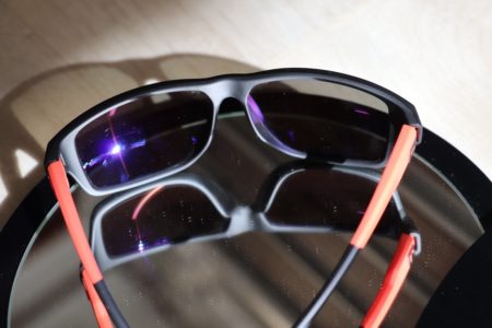 Unzerbrechliche Sportbrille mit roten Bügeln