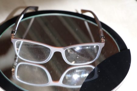 Brille mit Sehstärke mit grauem Rahmen des österreichischen Brillenherstellers Gloryfy