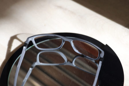 Brille mit Sehsträrke und grauem Rahmen aus der Gloryfy-Kollektion
