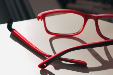 Rote Kinderbrille von Nanovista mit abnehmbaren Bügeln
