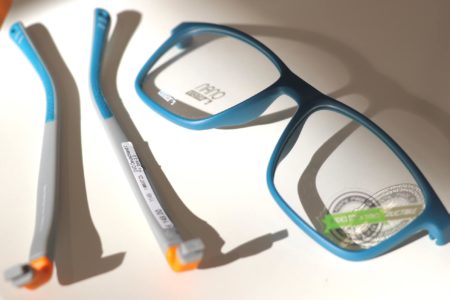 Nanovista-Kinderbrille in Einzelteile zerlegt