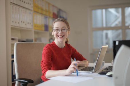 Lachende Frau vor einem Computer