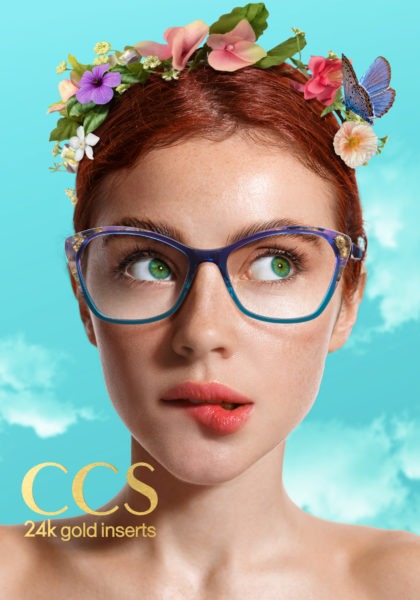 Frau mit einer Brille mit blauen Rahmen