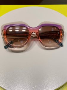Eine rosatransparente Sonnenbrille von Brillenhersteller Res/Rei
