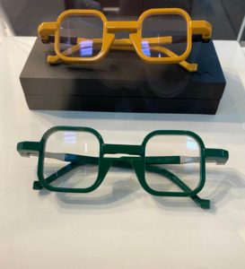 Zwei viereckige Brille mit abgerundeten Ecken in dunklem Geld und Grün Techno Cultural Artefact von Viva