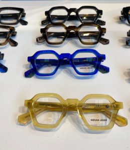 Brillen von Hersteller Nirvan Javan in verschiedenen Ausführungen mit breiten Rahmen - Brillentrends 2024