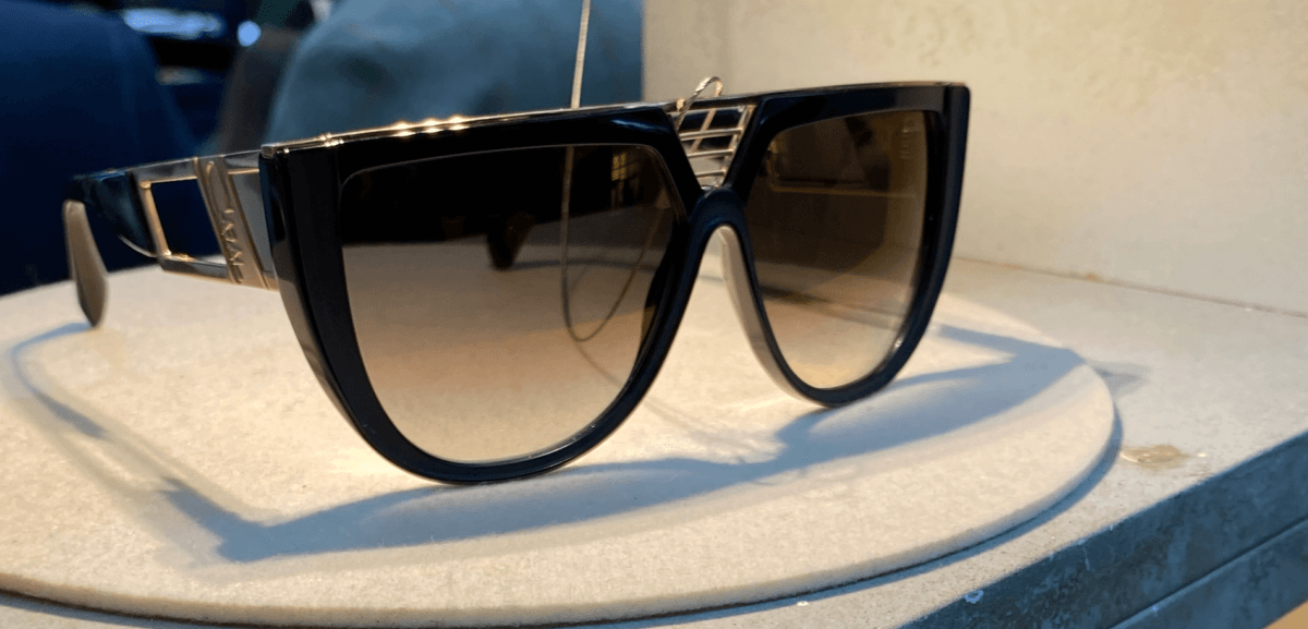 Cazal-Brille mit getönten Gläsern und gradem Rahmen, der nach untenhin rund ausläuft.