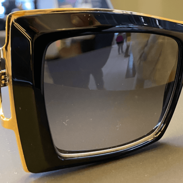 Die Cazal-Brille - hier mit auffällig eckigem schwarzen Rahmen und Goldapplikationen