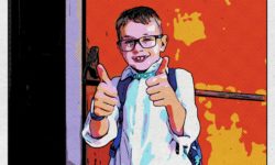 Ein Junge mit Brille grinst und zeigt mit beiden Händen Daumen-hoch. Optik Westermeier