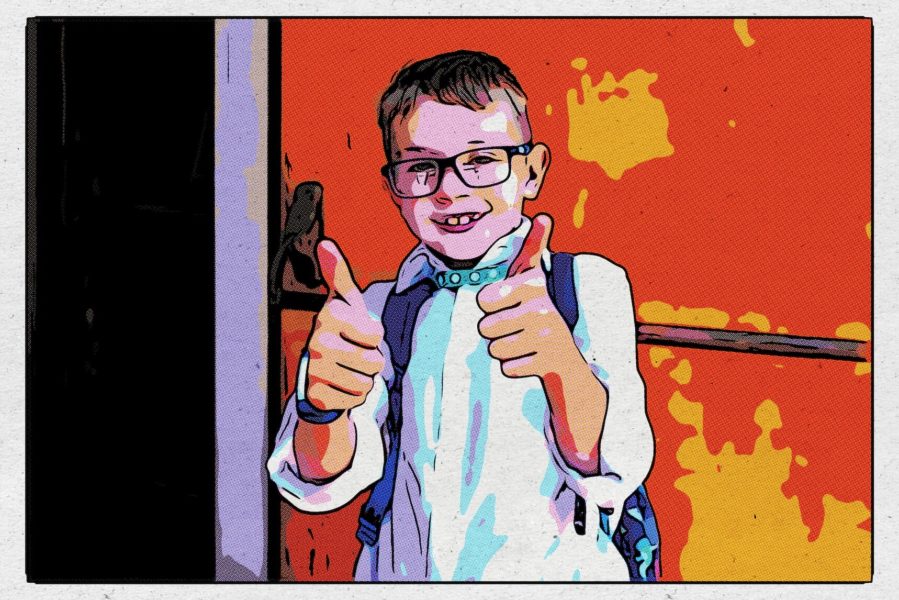 Ein Junge mit Brille grinst und zeigt mit beiden Händen Daumen-hoch.