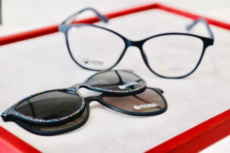 Brille mit verschiedenen Sonnenclips