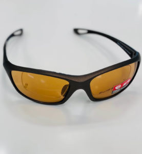 Sportbrille mit orange getönten Gläsern
