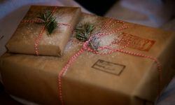 perfekte Weihnachtsgeschenke mit roten Geschenkband