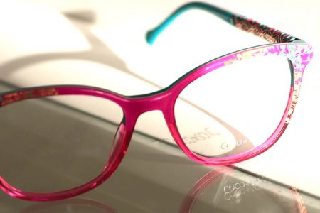 Vorderansicht der Brille aus der Coco Song-Kollektion und pink mit Goldapplikationen