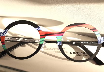Bunte Brille mit rundem Gestell aus verschieden Farben 