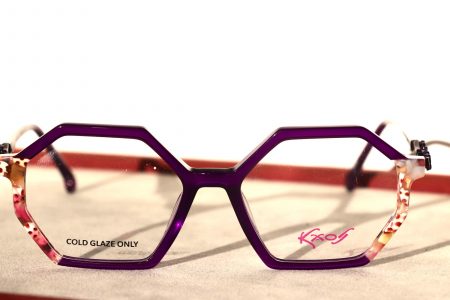 Sechseckige Brille aus der Klos-Kollektion in lila mit rot-gelben kleinen 