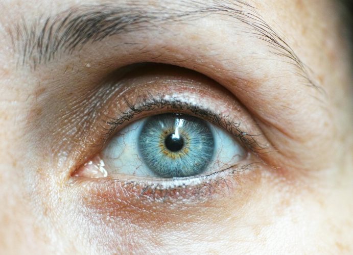 Nahaufnahme eines blauen Auges einer Frau 
