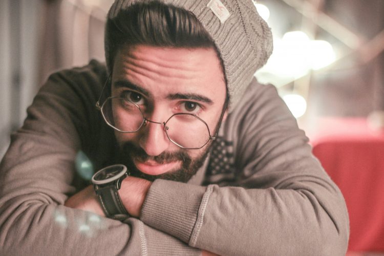 pexels-fashion-1466844 Mann mit runder Brille - Schmuckbild für das Thema trockene Augen