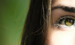 Ansicht von einer Frau mit grünen Augen als Aufmacherbild für das Thema trockene Augen