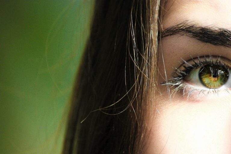 Ansicht von einer Frau mit grünen Augen als Aufmacherbild für das Thema trockene Augen