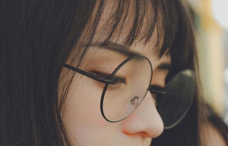 Frau mit Brille - Schmuckbild für das Thema trockene Augen