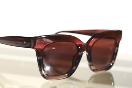 Damen-Sonnenbrille mit breitem braun-transparenten Rahmen