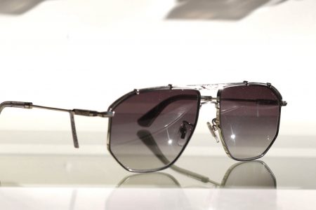 Sonnenbrille mit schmalen silbernen Metallrahmen von Police