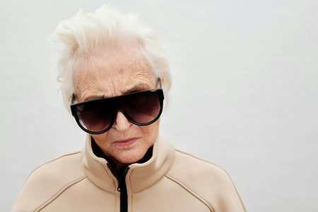 Altere Frau mit großer Brille mit getönten Gläsern auf der Nase