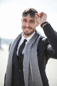 Mann im Anzug mit Brille