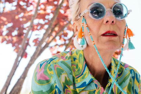 Ältere Frau mit Sonnenbrille und Schmuckband