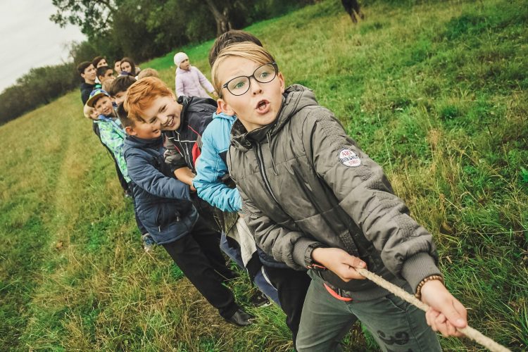 Eine Gruppe von Kindern beim Tauziehen
