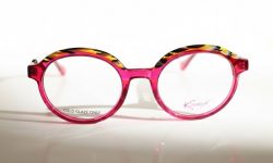 Kaos Brillen - hier ein Modell mit pinkfarbenen, transparenten Gestell