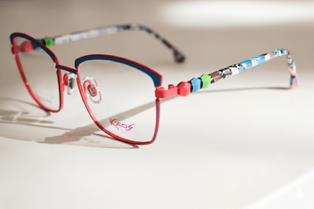 Kaos Brille mit roten, blauen und grünen Kugeln