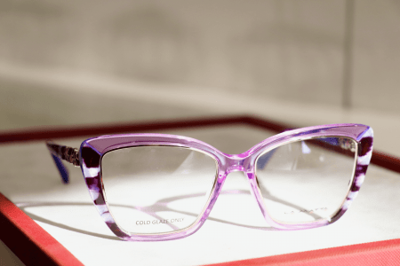 Brille aus der La Matta-Kollektion von Areo 98 mit lila-transparentem Rahmen und schwarz-weißen unregelmäßigen Streifen