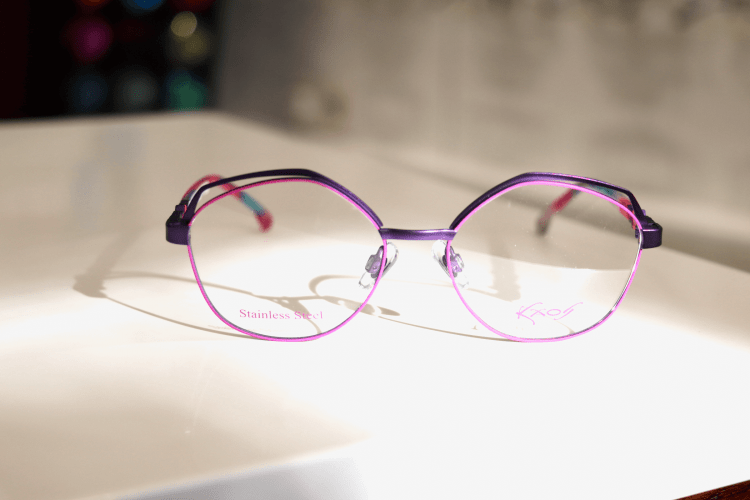 Kaos-Brille in Lilatönen als Möglichkeit für Geschenkideen