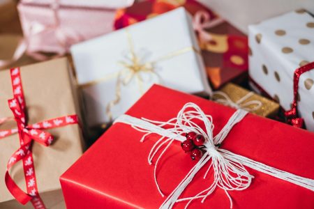 Geschenkideen für besseres Sehen - zu sehen sind bunt verpackte Weihnachtsgeschenke