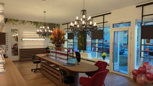 Blick in den Verkaufsraum des Ladengeschäfts von Optik Westermeier in der Leberblümchenstraße 2 in München