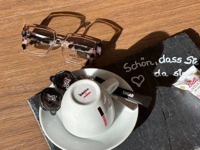 Moloka Brille mit transparentem Rahmen und cramelfarbenem oberen Abschluss 