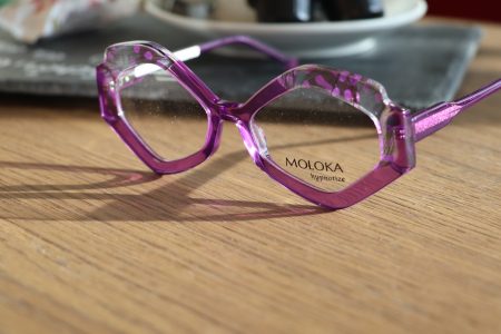 Rosafarbene Brille