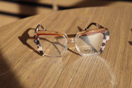 Brille von Moloka mit cramelfarbenen und schwarz-weißen Farbakzenten