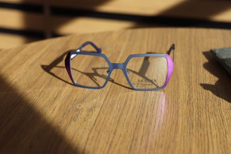 Frontansicht einer blaulilanen Brille von Moloka
