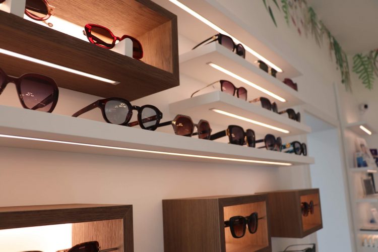 IMG_7492 Sonnenbrillen-Auslage im Ladengeschäft von Optik Westermeier