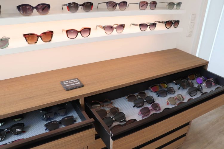 IMG_7494 Sonnenbrillen-Trends werden an den Sonnenbrillen im Laden von Optik Westermeier sichtbar