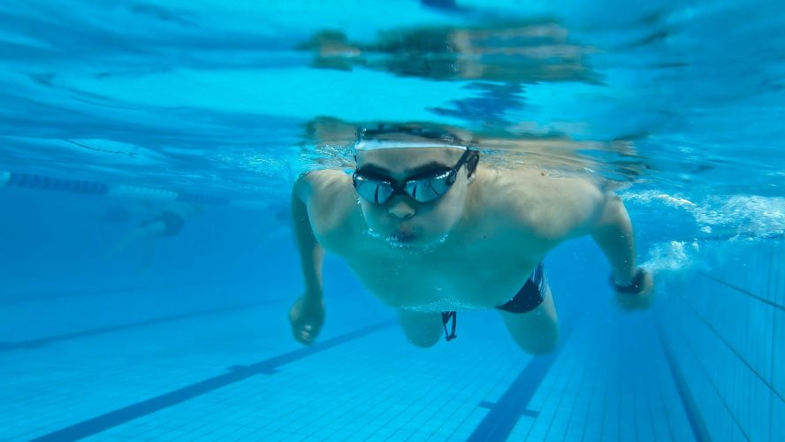 Photo by YMA Mann im Schwimmbad mit Schwimmbrille